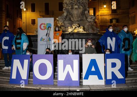 Rom, Italien. 15th. Februar 2022. Flashmob '#nowar' mit Fackelzug vor dem Pantheon in Rom für den Frieden in der Ukraine (Foto: Matteo Nardone/Pacific Press) Quelle: Pacific Press Media Production Corp./Alamy Live News Stockfoto