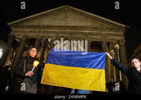 Rom, Italien. 15th. Februar 2022. Flashmob '#nowar' mit Fackelzug vor dem Pantheon in Rom für den Frieden in der Ukraine (Foto: Matteo Nardone/Pacific Press) Quelle: Pacific Press Media Production Corp./Alamy Live News Stockfoto