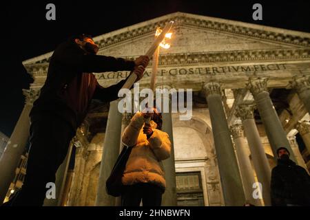 Rom, Italien. 15th. Februar 2022. Flashmob '#nowar' mit Fackelzug vor dem Pantheon in Rom für den Frieden in der Ukraine (Foto: Matteo Nardone/Pacific Press) Quelle: Pacific Press Media Production Corp./Alamy Live News Stockfoto