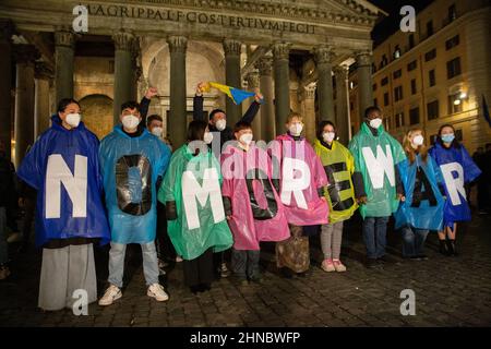 Rom, Italien. 15th. Februar 2022. Flashmob '#nowar' mit Fackelzug vor dem Pantheon in Rom für den Frieden in der Ukraine (Foto: Matteo Nardone/Pacific Press) Quelle: Pacific Press Media Production Corp./Alamy Live News Stockfoto