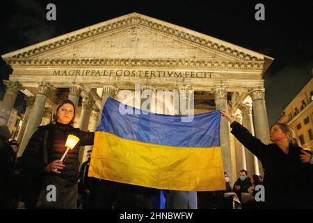 Rom, Italien. 15th. Februar 2022. Flashmob '#nowar' mit Fackelzug vor dem Pantheon in Rom für den Frieden in der Ukraine (Foto: Matteo Nardone/Pacific Press) Quelle: Pacific Press Media Production Corp./Alamy Live News Stockfoto