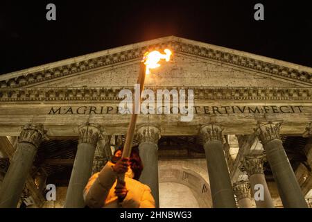 Rom, Italien. 15th. Februar 2022. Flashmob '#nowar' mit Fackelzug vor dem Pantheon in Rom für den Frieden in der Ukraine (Foto: Matteo Nardone/Pacific Press) Quelle: Pacific Press Media Production Corp./Alamy Live News Stockfoto