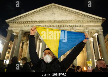Rom, Italien. 15th. Februar 2022. Flashmob '#nowar' mit Fackelzug vor dem Pantheon in Rom für den Frieden in der Ukraine (Foto: Matteo Nardone/Pacific Press/Sipa USA) Quelle: SIPA USA/Alamy Live News Stockfoto