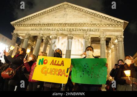 Rom, Italien. 15th. Februar 2022. Flashmob '#nowar' mit Fackelzug vor dem Pantheon in Rom für den Frieden in der Ukraine (Foto: Matteo Nardone/Pacific Press/Sipa USA) Quelle: SIPA USA/Alamy Live News Stockfoto
