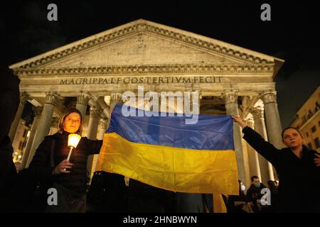 Rom, Italien. 15th. Februar 2022. Flashmob '#nowar' mit Fackelzug vor dem Pantheon in Rom für den Frieden in der Ukraine (Foto: Matteo Nardone/Pacific Press/Sipa USA) Quelle: SIPA USA/Alamy Live News Stockfoto