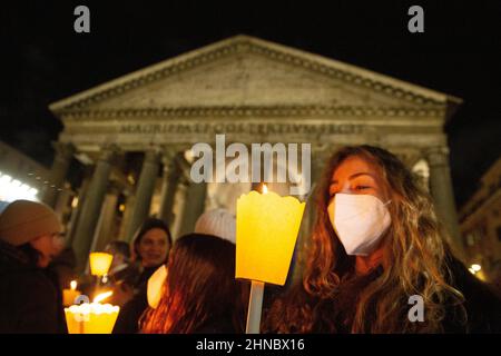 Rom, Italien. 15th. Februar 2022. Flashmob '#nowar' mit Fackelzug vor dem Pantheon in Rom für den Frieden in der Ukraine (Foto: Matteo Nardone/Pacific Press/Sipa USA) Quelle: SIPA USA/Alamy Live News Stockfoto