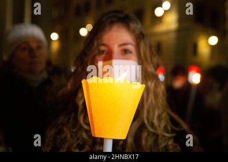 Rom, Italien. 15th. Februar 2022. Flashmob '#nowar' mit Fackelzug vor dem Pantheon in Rom für den Frieden in der Ukraine (Foto: Matteo Nardone/Pacific Press/Sipa USA) Quelle: SIPA USA/Alamy Live News Stockfoto