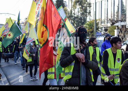 Athen, Griechenland. 15th. Februar 2022. Kurdische Aktivisten marschieren im Zentrum der griechischen Hauptstadt mit kurdischen Flaggen. Dutzende kurdische Aktivisten führen einen 42 Kilometer langen protestmarsch vom historischen Marathon-Dorf in Attica zur türkischen Botschaft in Athen durch, halten Flaggen fest und rufen Slogans wie „'Freiheit für Ocalan''“. Am 15. Februar 1999 nahm die Türkei mit Hilfe der Vereinigten Staaten den revolutionären kurdischen Führer Abdullah Ã-calan in Kenia gefangen. Ã-calan war auf dem Weg von der griechischen Botschaft zum Flughafen und ist seitdem inhaftiert. (Bild: © Dimitris Aspiotis/Pacif Stockfoto