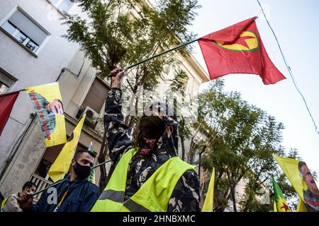 Athen, Griechenland. 15th. Februar 2022. Kurdische Aktivisten rufen Slogans mit Fahnen vor der türkischen Botschaft in Athen. Dutzende kurdische Aktivisten führen einen 42 Kilometer langen protestmarsch vom historischen Marathon-Dorf in Attica zur türkischen Botschaft in Athen durch, halten Flaggen fest und rufen Slogans wie „'Freiheit für Ocalan''“. Am 15. Februar 1999 nahm die Türkei mit Hilfe der Vereinigten Staaten den revolutionären kurdischen Führer Abdullah Ã-calan in Kenia gefangen. Ã-calan war auf dem Weg von der griechischen Botschaft zum Flughafen und ist seitdem inhaftiert. (Bild: © Dimitris Aspiotis/Pa Stockfoto