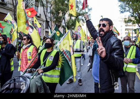 Athen, Griechenland. 15th. Februar 2022. Kurdische Aktivisten rufen Slogans mit Fahnen vor der türkischen Botschaft in Athen. Dutzende kurdische Aktivisten führen einen 42 Kilometer langen protestmarsch vom historischen Marathon-Dorf in Attica zur türkischen Botschaft in Athen durch, halten Flaggen fest und rufen Slogans wie „'Freiheit für Ocalan''“. Am 15. Februar 1999 nahm die Türkei mit Hilfe der Vereinigten Staaten den revolutionären kurdischen Führer Abdullah Ã-calan in Kenia gefangen. Ã-calan war auf dem Weg von der griechischen Botschaft zum Flughafen und ist seitdem inhaftiert. (Bild: © Dimitris Aspiotis/Pa Stockfoto