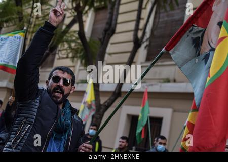 Athen, Griechenland. 15th. Februar 2022. Kurdische Aktivisten rufen Slogans mit Fahnen vor der türkischen Botschaft in Athen. Dutzende kurdische Aktivisten führen einen 42 Kilometer langen protestmarsch vom historischen Marathon-Dorf in Attica zur türkischen Botschaft in Athen durch, halten Flaggen fest und rufen Slogans wie „'Freiheit für Ocalan''“. Am 15. Februar 1999 nahm die Türkei mit Hilfe der Vereinigten Staaten den revolutionären kurdischen Führer Abdullah Ã-calan in Kenia gefangen. Ã-calan war auf dem Weg von der griechischen Botschaft zum Flughafen und ist seitdem inhaftiert. (Bild: © Dimitris Aspiotis/Pa Stockfoto