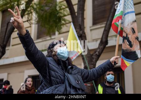 Athen, Griechenland. 15th. Februar 2022. Kurdische Aktivisten rufen Slogans mit Fahnen vor der türkischen Botschaft in Athen. Dutzende kurdische Aktivisten führen einen 42 Kilometer langen protestmarsch vom historischen Marathon-Dorf in Attica zur türkischen Botschaft in Athen durch, halten Flaggen fest und rufen Slogans wie „'Freiheit für Ocalan''“. Am 15. Februar 1999 nahm die Türkei mit Hilfe der Vereinigten Staaten den revolutionären kurdischen Führer Abdullah Ã-calan in Kenia gefangen. Ã-calan war auf dem Weg von der griechischen Botschaft zum Flughafen und ist seitdem inhaftiert. (Bild: © Dimitris Aspiotis/Pa Stockfoto