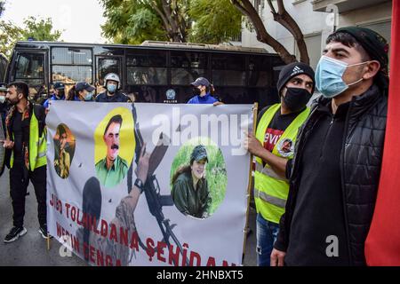 Athen, Griechenland. 15th. Februar 2022. Kurdische Aktivisten rufen Slogans mit Fahnen vor der türkischen Botschaft in Athen. Dutzende kurdische Aktivisten führen einen 42 Kilometer langen protestmarsch vom historischen Marathon-Dorf in Attica zur türkischen Botschaft in Athen durch, halten Flaggen fest und rufen Slogans wie „'Freiheit für Ocalan''“. Am 15. Februar 1999 nahm die Türkei mit Hilfe der Vereinigten Staaten den revolutionären kurdischen Führer Abdullah Ã-calan in Kenia gefangen. Ã-calan war auf dem Weg von der griechischen Botschaft zum Flughafen und ist seitdem inhaftiert. (Bild: © Dimitris Aspiotis/Pa Stockfoto