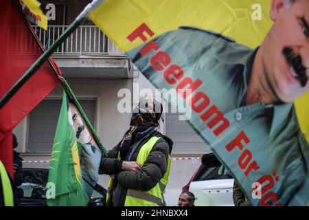 Athen, Griechenland. 15th. Februar 2022. Kurdische Aktivisten rufen Slogans mit Fahnen in der Nähe der türkischen Botschaft in Athen. Dutzende kurdische Aktivisten führen einen 42 Kilometer langen protestmarsch vom historischen Marathon-Dorf in Attica zur türkischen Botschaft in Athen durch, halten Flaggen fest und rufen Slogans wie „'Freiheit für Ocalan''“. Am 15. Februar 1999 nahm die Türkei mit Hilfe der Vereinigten Staaten den revolutionären kurdischen Führer Abdullah Ã-calan in Kenia gefangen. Ã-calan war auf dem Weg von der griechischen Botschaft zum Flughafen und ist seitdem inhaftiert. (Bild: © Dimitris Aspiotis/Pacif Stockfoto