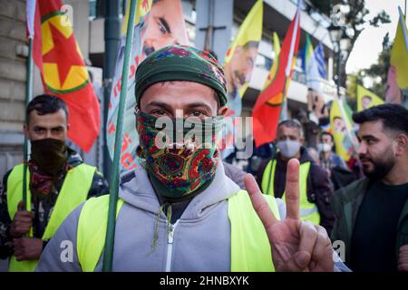 Athen, Griechenland. 15th. Februar 2022. Kurdische Aktivisten marschieren im Zentrum der griechischen Hauptstadt mit kurdischen Flaggen. Dutzende kurdische Aktivisten führen einen 42 Kilometer langen protestmarsch vom historischen Marathon-Dorf in Attica zur türkischen Botschaft in Athen durch, halten Flaggen fest und rufen Slogans wie „'Freiheit für Ocalan''“. Am 15. Februar 1999 nahm die Türkei mit Hilfe der Vereinigten Staaten den revolutionären kurdischen Führer Abdullah Ã-calan in Kenia gefangen. Ã-calan war auf dem Weg von der griechischen Botschaft zum Flughafen und ist seitdem inhaftiert. (Bild: © Dimitris Aspiotis/Pacif Stockfoto