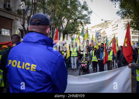 Athen, Griechenland. 15th. Februar 2022. Kurdische Aktivisten rufen vor der türkischen Botschaft in Athen, die von der Polizei blockiert wird, Parolen. Dutzende kurdische Aktivisten führen einen 42 Kilometer langen protestmarsch vom historischen Marathon-Dorf in Attica zur türkischen Botschaft in Athen durch, halten Flaggen fest und rufen Slogans wie „'Freiheit für Ocalan''“. Am 15. Februar 1999 nahm die Türkei mit Hilfe der Vereinigten Staaten den revolutionären kurdischen Führer Abdullah Ã-calan in Kenia gefangen. Ã-calan war auf dem Weg von der griechischen Botschaft zum Flughafen und ist seitdem inhaftiert. (Bild: © Dimitri Stockfoto