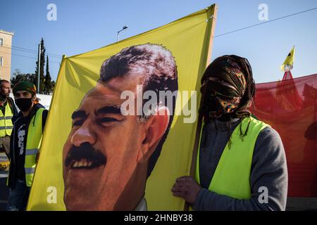 Athen, Griechenland. 15th. Februar 2022. Kurdische Aktivisten marschieren im Zentrum der griechischen Hauptstadt mit kurdischen Flaggen. Dutzende kurdische Aktivisten führen einen 42 Kilometer langen protestmarsch vom historischen Marathon-Dorf in Attica zur türkischen Botschaft in Athen durch, halten Flaggen fest und rufen Slogans wie „'Freiheit für Ocalan''“. Am 15. Februar 1999 nahm die Türkei mit Hilfe der Vereinigten Staaten den revolutionären kurdischen Führer Abdullah Ã-calan in Kenia gefangen. Ã-calan war auf dem Weg von der griechischen Botschaft zum Flughafen und ist seitdem inhaftiert. (Bild: © Dimitris Aspiotis/Pacif Stockfoto