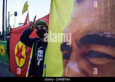 Athen, Griechenland. 15th. Februar 2022. Kurdische Aktivisten marschieren im Zentrum der griechischen Hauptstadt mit kurdischen Flaggen. Dutzende kurdische Aktivisten führen einen 42 Kilometer langen protestmarsch vom historischen Marathon-Dorf in Attica zur türkischen Botschaft in Athen durch, halten Flaggen fest und rufen Slogans wie „'Freiheit für Ocalan''“. Am 15. Februar 1999 nahm die Türkei mit Hilfe der Vereinigten Staaten den revolutionären kurdischen Führer Abdullah Ã-calan in Kenia gefangen. Ã-calan war auf dem Weg von der griechischen Botschaft zum Flughafen und ist seitdem inhaftiert. (Bild: © Dimitris Aspiotis/Pacif Stockfoto