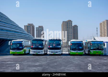 Peking, Hebei, China. 15th. Februar 2022. Während der Olympischen Winterspiele 2022 in Peking, Hebei, China, sind der öffentliche Nahverkehr für die Olympischen Spiele und die Mitarbeiter der Unterstützung eine große Notwendigkeit. (Bild: © Walter G. Arce Sr./ZUMA Press Wire) Stockfoto