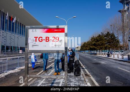 Peking, Hebei, China. 15th. Februar 2022. Während der Olympischen Winterspiele 2022 in Peking, Hebei, China, sind der öffentliche Nahverkehr für die Olympischen Spiele und die Mitarbeiter der Unterstützung eine große Notwendigkeit. (Bild: © Walter G. Arce Sr./ZUMA Press Wire) Stockfoto