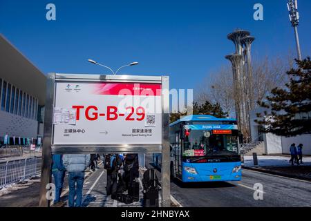 Peking, Hebei, China. 15th. Februar 2022. Während der Olympischen Winterspiele 2022 in Peking, Hebei, China, sind der öffentliche Nahverkehr für die Olympischen Spiele und die Mitarbeiter der Unterstützung eine große Notwendigkeit. (Bild: © Walter G. Arce Sr./ZUMA Press Wire) Stockfoto