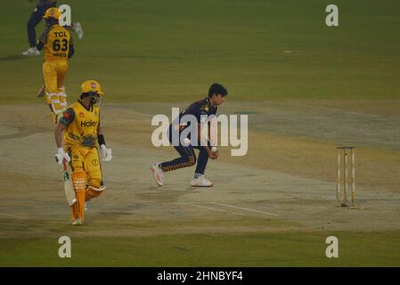 Lahore, Pakistan. 15th. Februar 2022. Ein Blick auf das Cricket-Spiel der Pakistan Super League Seven (PSL 7) Twenty20 zwischen Peshawar Zalmi und dem Team von Quetta Gladiator im Gaddafi Cricket Stadium in Lahore. Peshawar Zalmi gewann das Spiel mit 24runs. (Foto von Rana Sajid Hussain/Pacific Press) Quelle: Pacific Press Media Production Corp./Alamy Live News Stockfoto