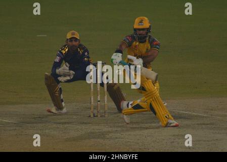 Lahore, Pakistan. 15th. Februar 2022. Ein Blick auf das Cricket-Spiel der Pakistan Super League Seven (PSL 7) Twenty20 zwischen Peshawar Zalmi und dem Team von Quetta Gladiator im Gaddafi Cricket Stadium in Lahore. Peshawar Zalmi gewann das Spiel mit 24runs. (Foto von Rana Sajid Hussain/Pacific Press) Quelle: Pacific Press Media Production Corp./Alamy Live News Stockfoto