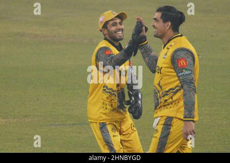 Lahore, Pakistan. 15th. Februar 2022. Ein Blick auf das Cricket-Spiel der Pakistan Super League Seven (PSL 7) Twenty20 zwischen Peshawar Zalmi und dem Team von Quetta Gladiator im Gaddafi Cricket Stadium in Lahore. Peshawar Zalmi gewann das Spiel mit 24runs. (Foto von Rana Sajid Hussain/Pacific Press) Quelle: Pacific Press Media Production Corp./Alamy Live News Stockfoto