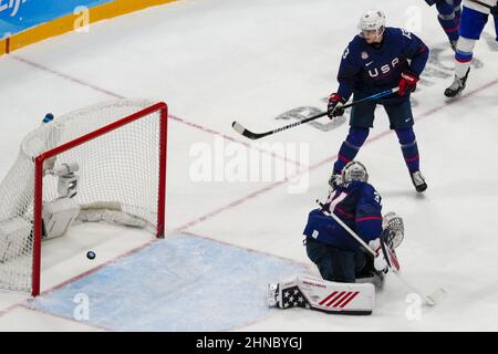 Peking, China. 15th. Februar 2022. Team der US-Torwart Strauss Mann #31 räumt ein Tor des slowakischen VorgängeJuraj Slafkovsky #20 (nicht abgebildet) während ihres Eishockey-Viertelfinalspieles der Herren im National Indoor Stadium bei den Olympischen Winterspielen 2022 in Peking am Mittwoch, den 16. Februar 2022. Foto von Paul Hanna/UPI Credit: UPI/Alamy Live News Stockfoto