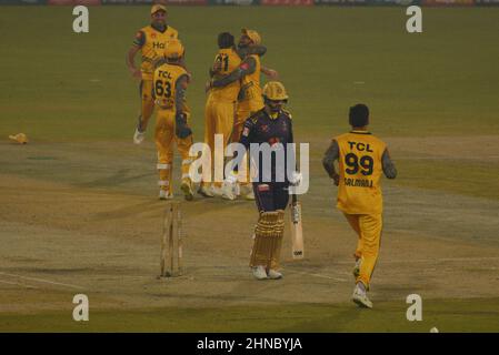 Lahore, Pakistan. 15th. Februar 2022. Ein Blick auf das Cricket-Spiel der Pakistan Super League Seven (PSL 7) Twenty20 zwischen Peshawar Zalmi und dem Team von Quetta Gladiator im Gaddafi Cricket Stadium in Lahore. Peshawar Zalmi gewann das Spiel mit 24runs. (Foto von Rana Sajid Hussain/Pacific Press) Quelle: Pacific Press Media Production Corp./Alamy Live News Stockfoto