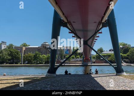 Holbeinsteg Fußgängerbrücke an der Promenade über den Main, Frankfurt, Deutschland Stockfoto