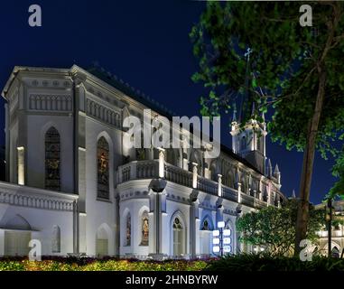 Singapur - 11. September 2019: Gotische Kapelle von CHIJmes, einem alten katholischen Kloster, das nach Sonnenuntergang in ein Einkaufs-, Speise- und Veranstaltungszentrum umgewandelt wurde Stockfoto