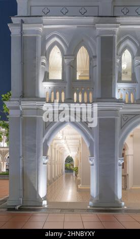 Singapur - 11. September 2019: Innenhof am CHIJmes, einem alten katholischen Kloster, das nach Sonnenuntergang in ein Einkaufs-, Speise- und Veranstaltungszentrum umgewandelt wurde Stockfoto