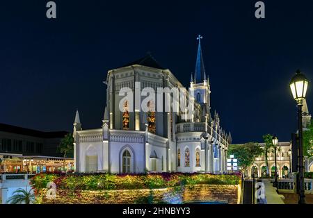 Singapur - 11. September 2019: Gotische Kapelle von CHIJmes, einem alten katholischen Kloster, das nach Sonnenuntergang in ein Einkaufs-, Speise- und Veranstaltungszentrum umgewandelt wurde Stockfoto