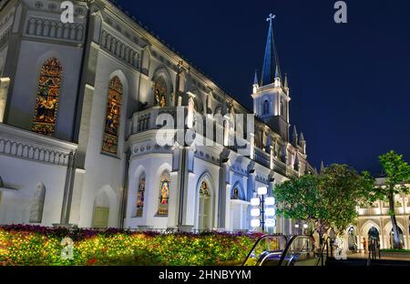 Singapur - 11. September 2019: Gotische Kapelle von CHIJmes, einem alten katholischen Kloster, das nach Sonnenuntergang in ein Einkaufs-, Speise- und Veranstaltungszentrum umgewandelt wurde Stockfoto