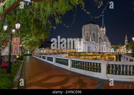 Singapur - 11. September 2019: Gotische Kapelle von CHIJmes, einem alten katholischen Kloster, das nach Sonnenuntergang in ein Einkaufs-, Speise- und Veranstaltungszentrum umgewandelt wurde Stockfoto