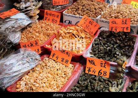 Getrocknete Meeresfrüchte und Trockenwaren auf dem traditionellen Markt in Hongkong Stockfoto