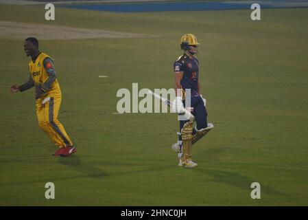 Lahore, Punjab, Pakistan. 15th. Februar 2022. Ein Blick auf das Cricket-Spiel der Pakistan Super League Seven (PSL 7) Twenty20 zwischen Peshawar Zalmi und dem Team von Quetta Gladiator im Gaddafi Cricket Stadium in Lahore. Peshawar Zalmi gewann das Spiel mit 24runs. (Bild: © Rana Sajid Hussain/Pacific Press via ZUMA Press Wire) Stockfoto