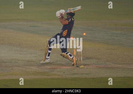 Lahore, Punjab, Pakistan. 15th. Februar 2022. Ein Blick auf das Cricket-Spiel der Pakistan Super League Seven (PSL 7) Twenty20 zwischen Peshawar Zalmi und dem Team von Quetta Gladiator im Gaddafi Cricket Stadium in Lahore. Peshawar Zalmi gewann das Spiel mit 24runs. (Bild: © Rana Sajid Hussain/Pacific Press via ZUMA Press Wire) Stockfoto