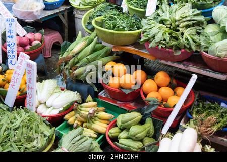 Frisches Gemüse und Obst in Körben auf dem traditionellen Markt in Hongkong Stockfoto