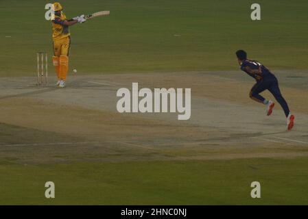 Lahore, Punjab, Pakistan. 15th. Februar 2022. Ein Blick auf das Cricket-Spiel der Pakistan Super League Seven (PSL 7) Twenty20 zwischen Peshawar Zalmi und dem Team von Quetta Gladiator im Gaddafi Cricket Stadium in Lahore. Peshawar Zalmi gewann das Spiel mit 24runs. (Bild: © Rana Sajid Hussain/Pacific Press via ZUMA Press Wire) Stockfoto