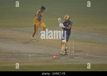 Lahore, Punjab, Pakistan. 15th. Februar 2022. Ein Blick auf das Cricket-Spiel der Pakistan Super League Seven (PSL 7) Twenty20 zwischen Peshawar Zalmi und dem Team von Quetta Gladiator im Gaddafi Cricket Stadium in Lahore. Peshawar Zalmi gewann das Spiel mit 24runs. (Bild: © Rana Sajid Hussain/Pacific Press via ZUMA Press Wire) Stockfoto