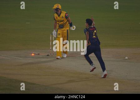 Lahore, Punjab, Pakistan. 15th. Februar 2022. Ein Blick auf das Cricket-Spiel der Pakistan Super League Seven (PSL 7) Twenty20 zwischen Peshawar Zalmi und dem Team von Quetta Gladiator im Gaddafi Cricket Stadium in Lahore. Peshawar Zalmi gewann das Spiel mit 24runs. (Bild: © Rana Sajid Hussain/Pacific Press via ZUMA Press Wire) Stockfoto