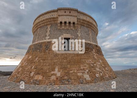 Turm von Fornells, in der Gemeinde Es Mercadal, Menorca, Spanien. Es wurde zwischen 181 und 1802 während der letzten Zeit der britischen Herrschaft erbaut Stockfoto