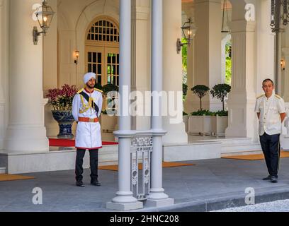 Singapur - 08. September 2019: Sikh-Türsteher in einer Militäruniform im legendären Rafales Hotel Stockfoto