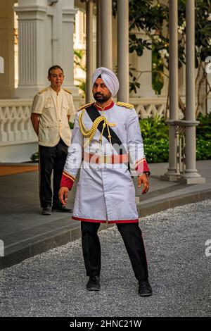 Singapur - 08. September 2019: Sikh-Türsteher in einer Militäruniform im legendären Rafales Hotel Stockfoto