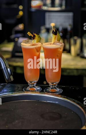 Singapur - 08. September 2019: Singapore Sling Cocktail in der legendären "The Rafaels Hotel Long Bar", die berühmt ist für ihre Erfindung Stockfoto