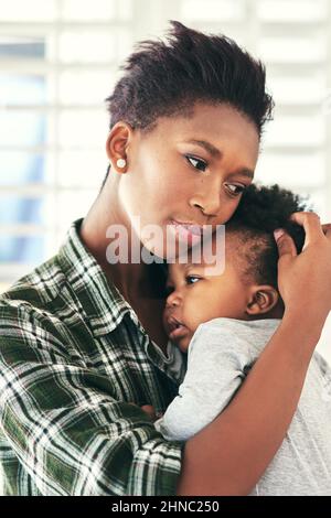 Es gibt keine stärkere Bindung Aufnahme einer Mutter, die ihren kleinen Jungen in der Trasse hat. Stockfoto