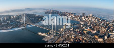 Wladiwostok, Russland - 24. Januar 2022: Blick auf die Stadt und die Brücke über die Bucht des Goldenen Horns. Draufsicht. Stockfoto