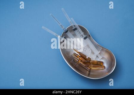 Das Konzept der medizinischen Geräte im Labor. Ampullen und Spritzen in einem medizinischen Bad. Stockfoto